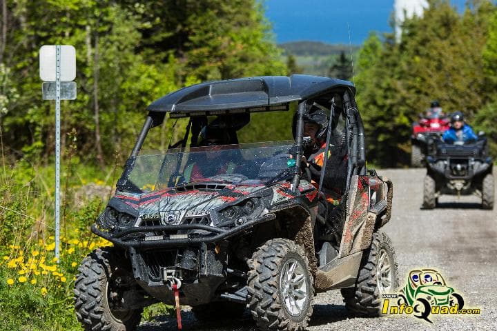 Circuler en sentier avec un autoquad de plus de 60 po Circuler en sentier avec un autoquad de plus de 60 po