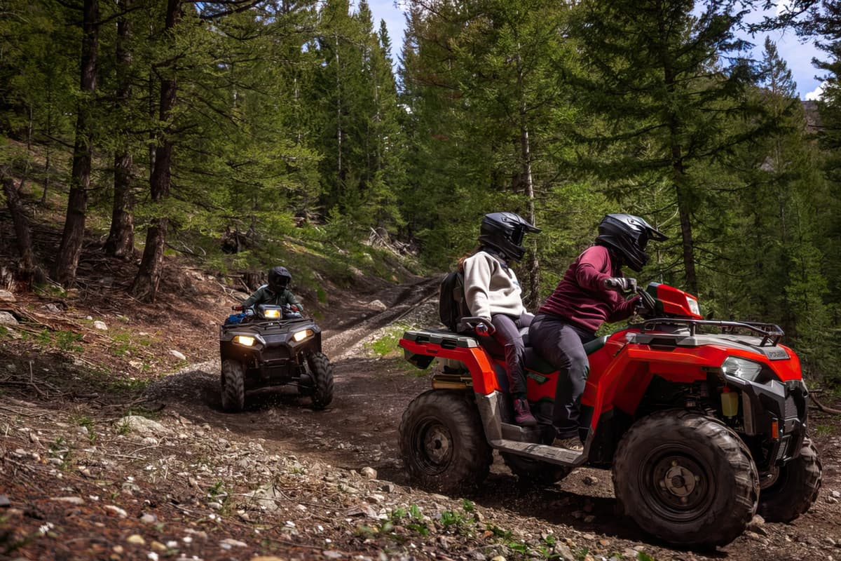 Deux VTT Sportsman 570 sur des pistes