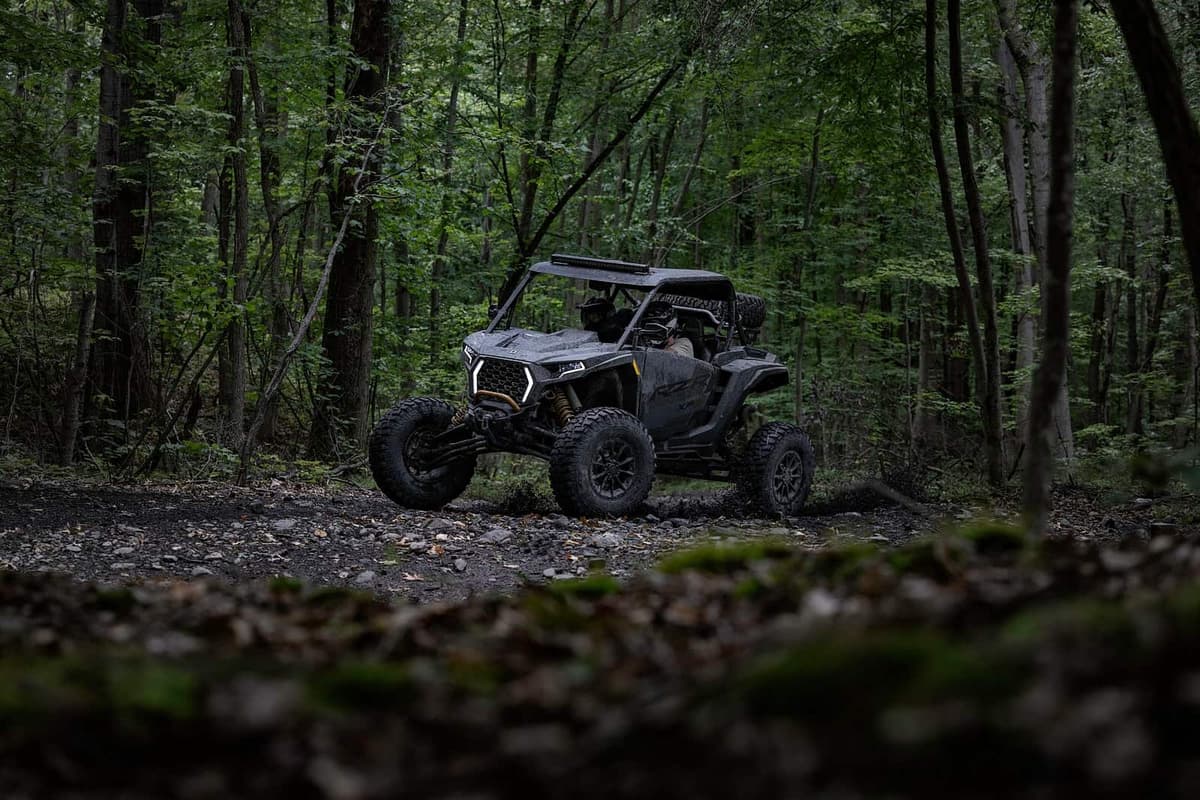 Polaris RZR XP S Ultimate dans la forêt.