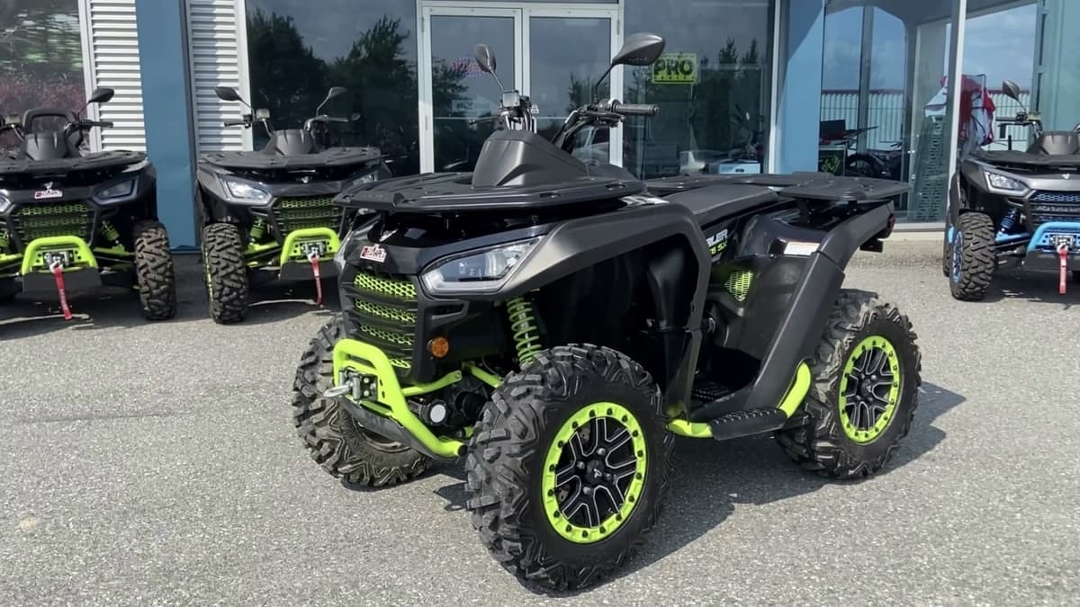 Plusieurs VTT Snarler AT6 de Segway noirs et verts exposés devant un magasin.