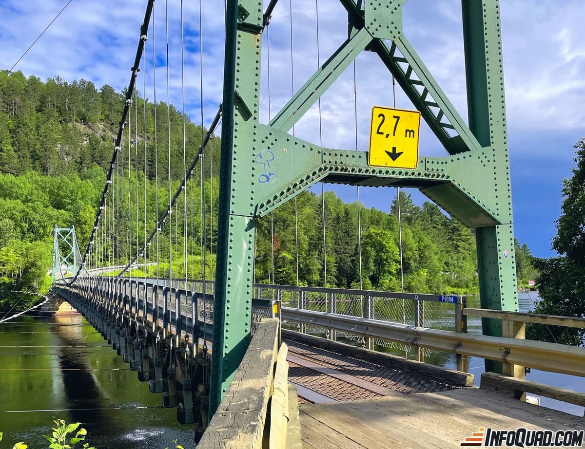 Le pont suspendu de la rive ouest.