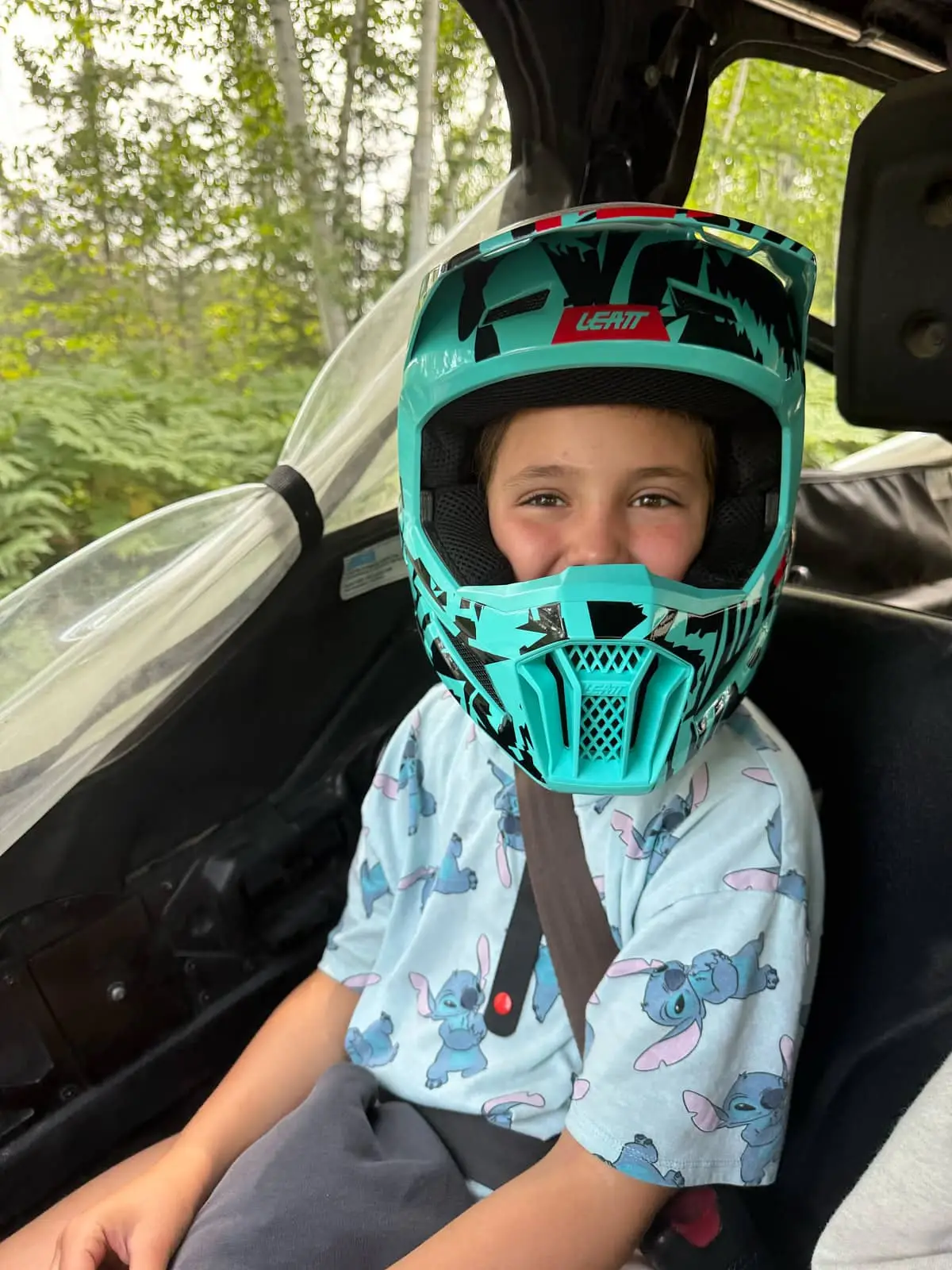 Enfant à bord d’un côte-à-côte, respectant les normes de sécurité.