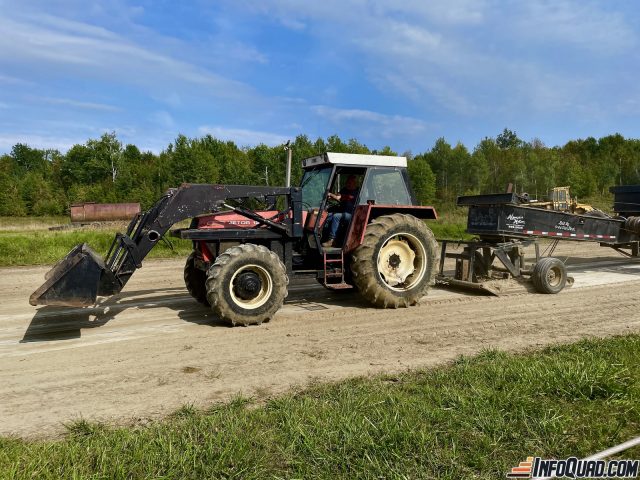 Onne qui participe aux tires de tracteurs