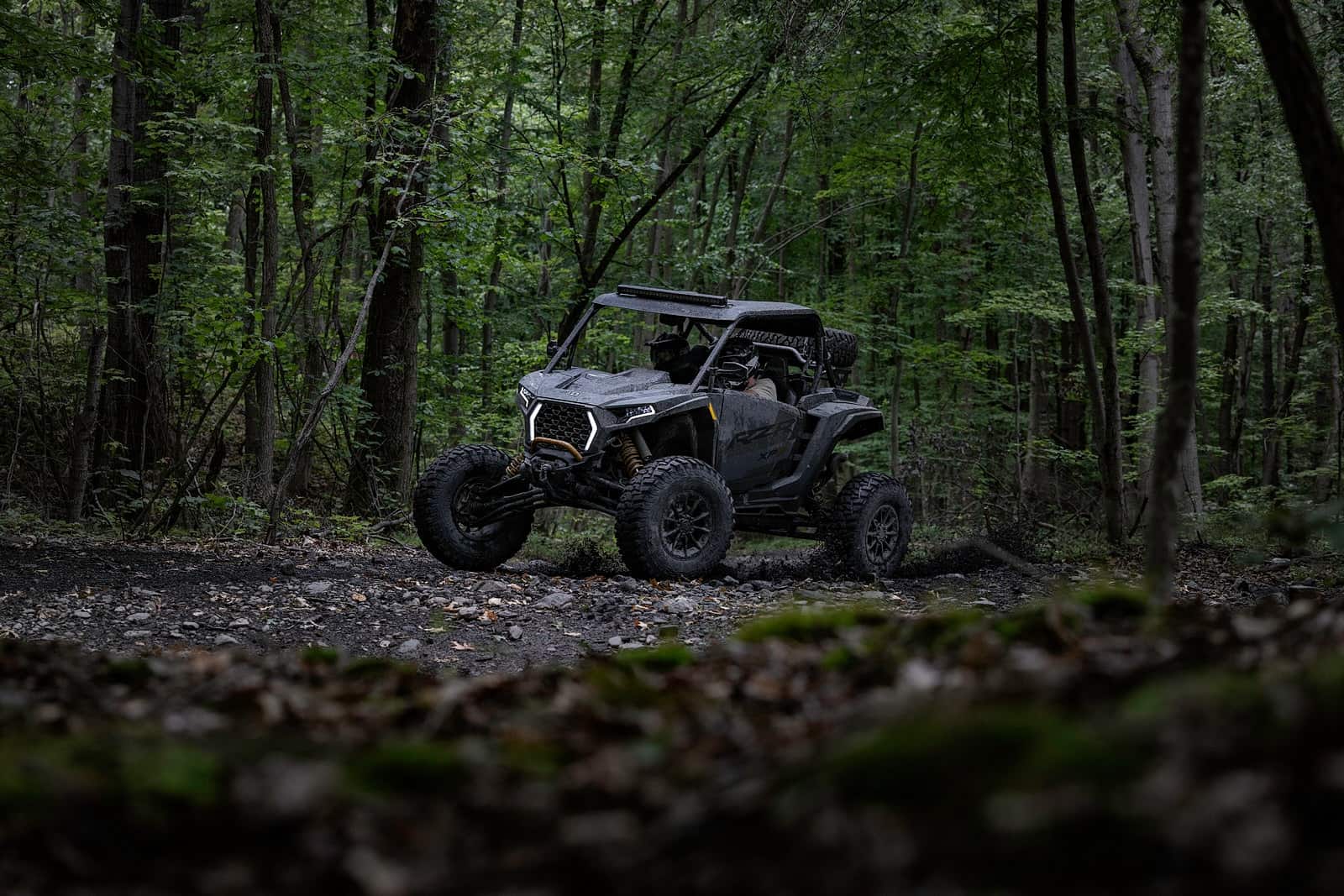 Polaris RZR XP S Ultimate dans la forêt.