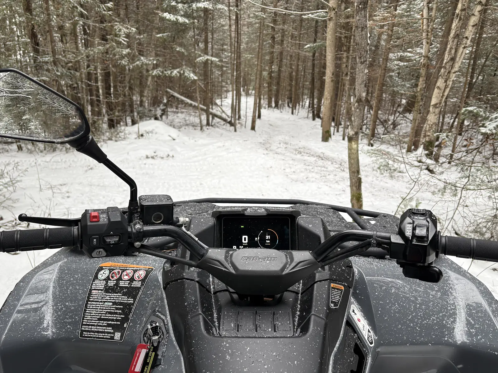 Guidon et tableau de bord du Can-Am Oultander Electric 2026